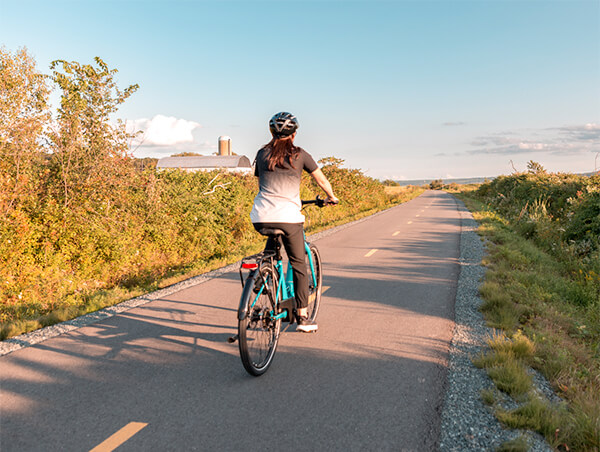 Cycliste à vélo électrique