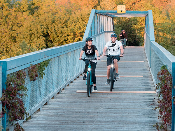Cyclistes à vélo électrique 