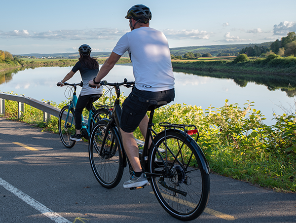 Cyclistes à vélo électrique 